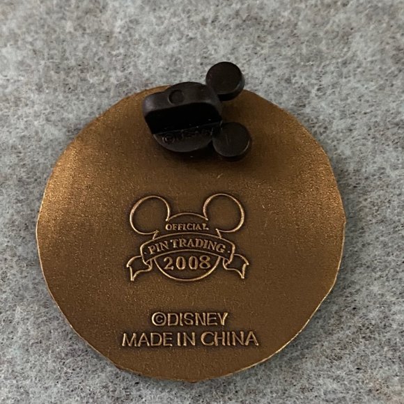 Disneyland Pirates of the Caribbean Skull Medallion Coin Pin (2011) - Picture 3 of 5